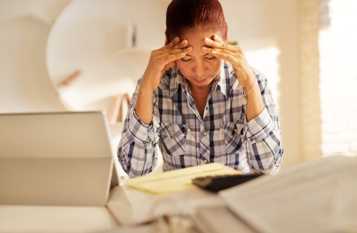 Mujer mirando el formulario de impuestos del IRS