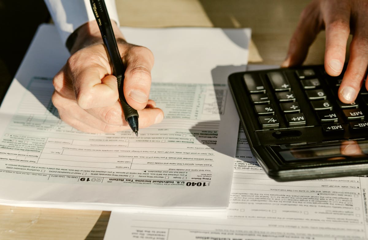 Persona rellenando el formulario de impuestos del IRS